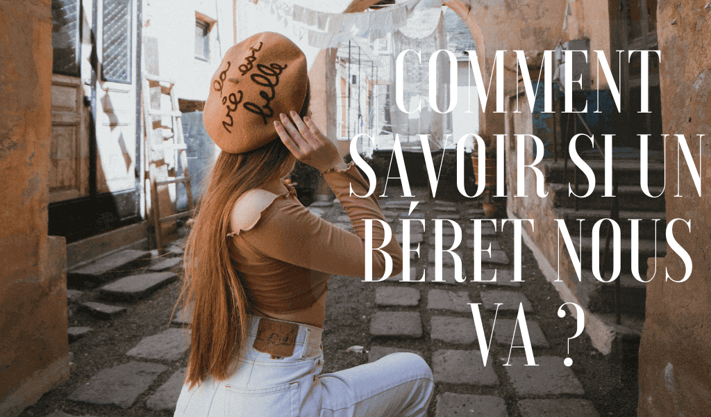 Femme qui tient un béret beige avec des inscriptions dessus