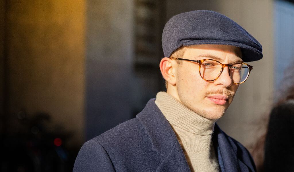 homme avec casquette gavroche bleu