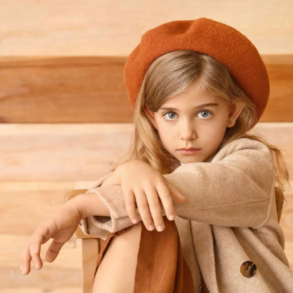 Image d'une petite fille avec un béret orange pour la collection bérets basques enfant